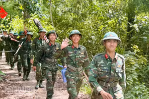 Cán bộ, chiến sĩ Trung đoàn 893 hành quân dã ngoại giúp người dân xã Kiên Lương.