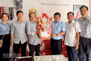 Phó Bí thư Tỉnh ủy An Giang, kiêm Bí thư Đảng ủy đặc khu Phú Quốc Đinh Văn Nơi (thứ ba, từ phải qua) thăm, tặng quà gia đình chính sách trên địa bàn đặc khu Phú Quốc. 