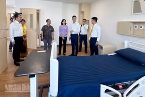 Đoàn công tác của Bộ Y tế và lãnh đạo tỉnh An Giang khảo sát trực tiếp tại các bệnh viện ở Phú Quốc. 