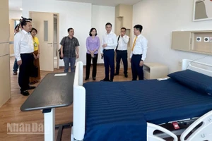 Đoàn công tác của Bộ Y tế và lãnh đạo tỉnh An Giang khảo sát trực tiếp tại các bệnh viện ở Phú Quốc. 