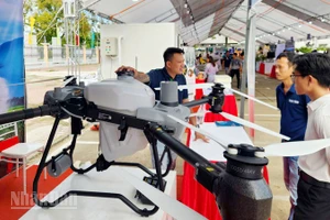 Trưng bày mô hình thiết bị phục vụ trong nông nghiệp.