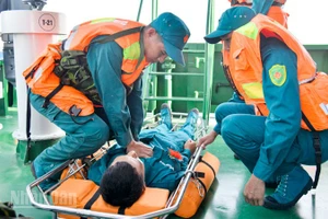 Cán bộ, chiến sĩ Hải đội dân quân thường trực tỉnh An Giang tham gia nội dung thi cứu hộ, cứu nạn trên biển.