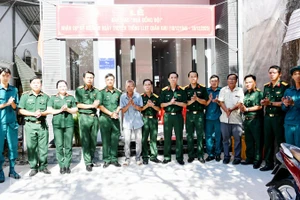 Bộ Chỉ huy quân sự tỉnh An Giang bàn giao nhà cho gia đình thiếu tá Định Quốc Kiệt, xã Long Thạnh.