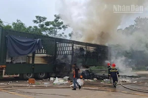 Các lực lượng chức năng tiến hành dập lửa cứu hộ phương tiện, phát hiện số hàng hóa không rõ nguồn gốc xuất xứ. (Ảnh : Công an tỉnh Lạng Sơn cung cấp)