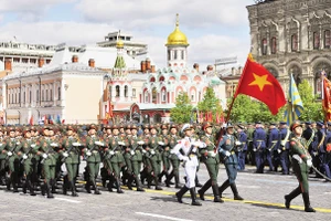 Khối đội hình Quân đội nhân dân Việt Nam diễu binh tại Quảng trường Đỏ. (Ảnh: AP)