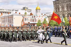 Khối đội hình Quân đội nhân dân Việt Nam diễu binh tại Quảng trường Đỏ. (Ảnh: AP)