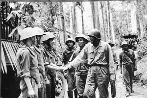 Tư lệnh Đồng Sỹ Nguyên động viên các chiến sĩ lái xe Tiểu đoàn xe 101 tại trọng điểm Văng Mu.