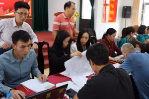 Người dân xã Tam Hưng nhận chi trả tiền bồi thường, hỗ trợ cho dự án Khu đô thị thể thao Olympic.