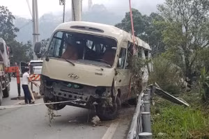 Hình ảnh chiếc xe bị tai nạn được cẩu lên mặt đường.