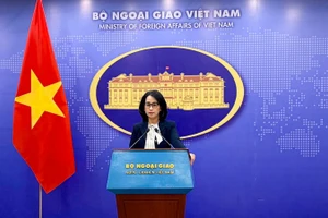 Người phát ngôn Bộ Ngoại giao trả lời câu hỏi của phóng viên tại buổi họp báo. 