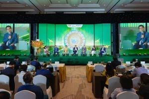 Ông Lê Hoàng Minh - Giám đốc điều hành sản xuất kiêm Trưởng dự án Net Zero của Vinamilk tại Diễn đàn Doanh nghiệp Phát triển bền vững Việt Nam (VCSF) lần thứ 12. (Ảnh: Minh Anh)