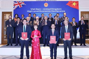 Tổng Bí thư Tô Lâm (giữa) chứng kiến Vietjet trao các hợp đồng đặt mua máy bay với Airbus tại Hội nghị Kinh tế cấp cao Việt Nam-Anh.