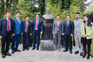 Đoàn công tác thăm và làm việc với Đại sứ quán Việt Nam tại Cộng hòa Áo.