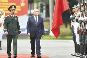 Bộ trưởng Quốc phòng Phan Văn Giang và Bộ trưởng Quốc phòng Thổ Nhĩ Kỳ Yasar Guler duyệt đội hình danh dự. (Ảnh: THẾ ĐẠI)