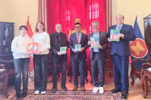 Đại sứ Việt Nam tại Áo Vũ Lê Thái Hoàng chụp ảnh lưu niệm với gia đình của nhà văn thiếu nhi nổi tiếng người Áo, bà Mira Lobe.