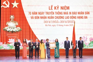 Phó Chủ tịch nước Võ Thị Ánh Xuân trao Huân chương Lao động hạng Ba lần thứ hai cho Công ty TNHH MTV In Báo Nhân Dân Hà Nội. (Ảnh: THẾ ĐẠI)