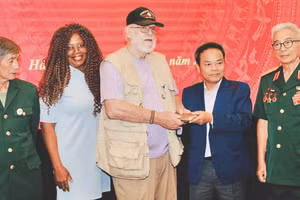 Báo Nhân Dân tổ chức gặp gỡ và tiếp nhận kỷ vật liệt sĩ từ các cựu binh Mỹ.