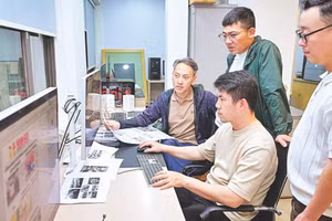 Kíp trực của Ban Thư ký-Biên tập thực hiện xuất bản Báo Nhân Dân hằng ngày. (Ảnh: BẢO LONG)