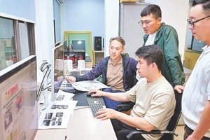 Kíp trực của Ban Thư ký-Biên tập thực hiện xuất bản Báo Nhân Dân hằng ngày. (Ảnh: BẢO LONG)