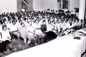 Chủ tịch Hồ Chí Minh với các nhà báo tại Đại hội III, Hội Nhà báo Việt Nam, năm 1962. Nguồn: Bảo tàng Báo chí Việt Nam