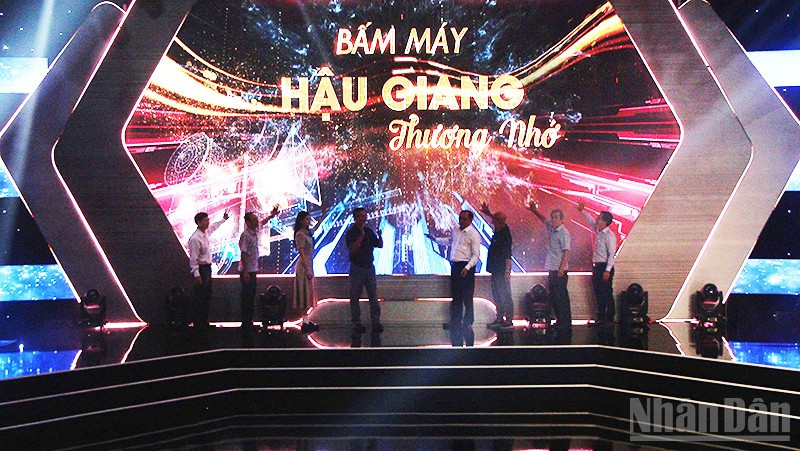 Nghi thức khai máy bộ phim truyền hình “Hậu Giang thương nhớ”.
