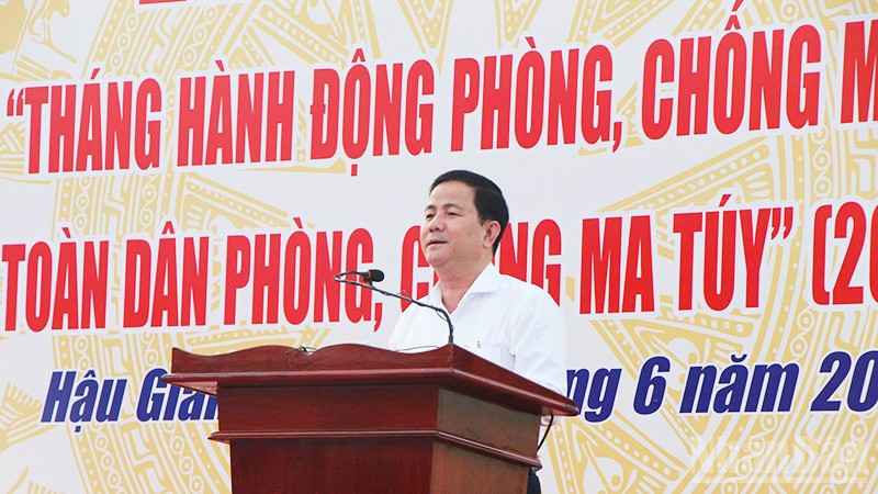 Chủ tịch Ủy ban nhân dân tỉnh Hậu Giang, Trần Văn Huyến phát biểu chỉ đạo tại lễ mít-tinh.