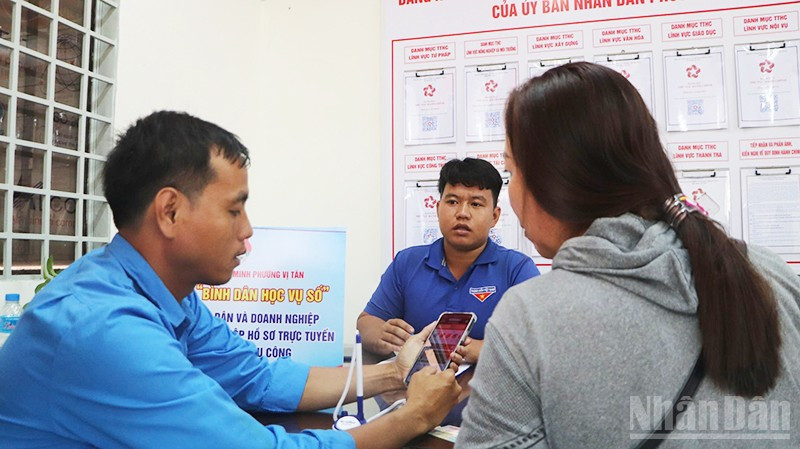 Đoàn viên hỗ trợ người dân tại Trung tâm phục vụ hành chính công xã Vị Tân, thành phố Cần Thơ