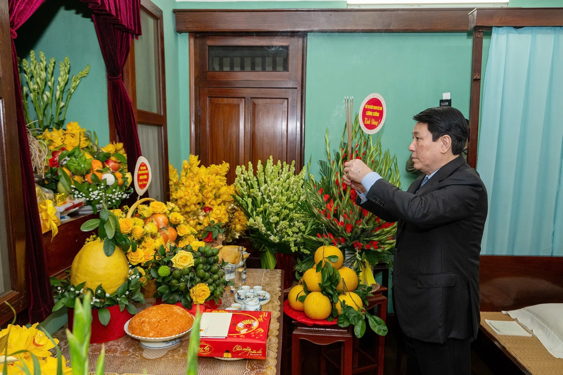 Chủ tịch nước Lương Cường dâng hương tưởng niệm Chủ tịch Hồ Chí Minh cuối năm Ất Tỵ