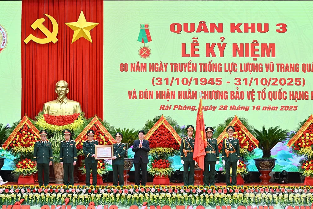 Chủ tịch nước Lương Cường trao Huân chương Bảo vệ Tổ quốc hạng Nhất tặng Lực lượng vũ trang Quân khu 3.