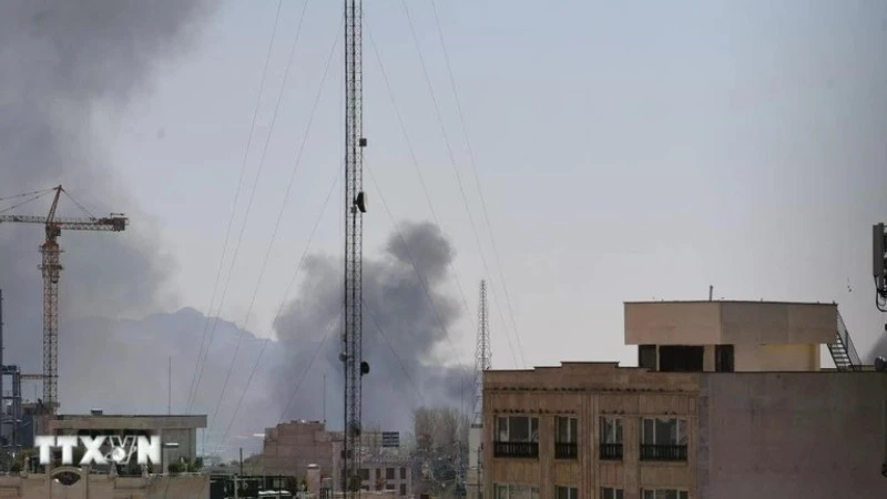 Khói bốc lên sau các cuộc không kích của Mỹ và Israel xuống thủ đô Tehran, Iran ngày 1/3/2026. (Ảnh: THX/TTXVN)