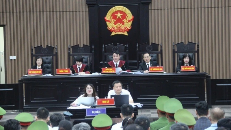 Hội đồng xét xử sơ thẩm xét hỏi các bị cáo trong vụ án xảy ra tại Tập đoàn Phúc Sơn và các địa phương Vĩnh Phúc, Phú Thọ, Quảng Ngãi, Vĩnh Long.