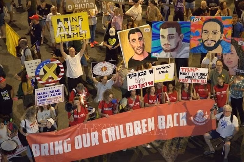 Khoảng 1.500 người tham dự cuộc biểu tình trước cổng đường Begin dẫn vào trụ sở Bộ Tổng tham mưu Lực lượng Phòng vệ Israel (IDF) tối 5/7. (Ảnh: THANH BÌNH/PV TTXVN tại Tel Aviv)