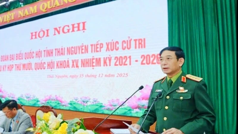 Đại tướng Phan Văn Giang phát biểu ý kiến tại buổi tiếp xúc cử tri.