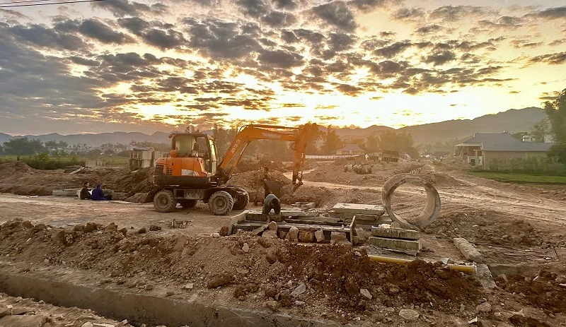 Đơn vị thi công tập trung máy móc nhân lực thi công đường động lực đoạn nối với quốc lộ 12 qua địa bàn bản Che Phai, phường Điện Biên Phủ.