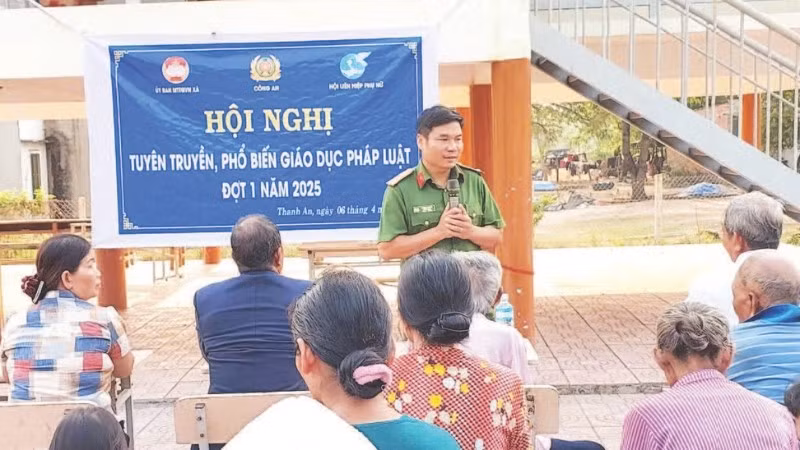 Công an xã Thanh An, huyện Hớn Quản tuyên truyền, phổ biến giáo dục pháp luật cho nhân dân.