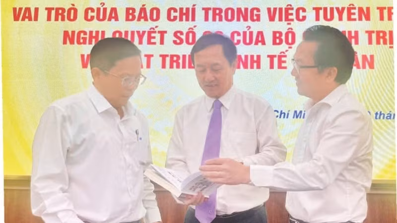 Đồng chí Huỳnh Thành Đạt (giữa) trao đổi cùng nhà báo Tô Đình Tuân, Tổng Biên tập Báo Người Lao động và đồng chí Nguyễn Anh Đức, Tổng Giám đốc Saigon Co.op, về Nghị quyết số 68 và cách lan tỏa nghị quyết.