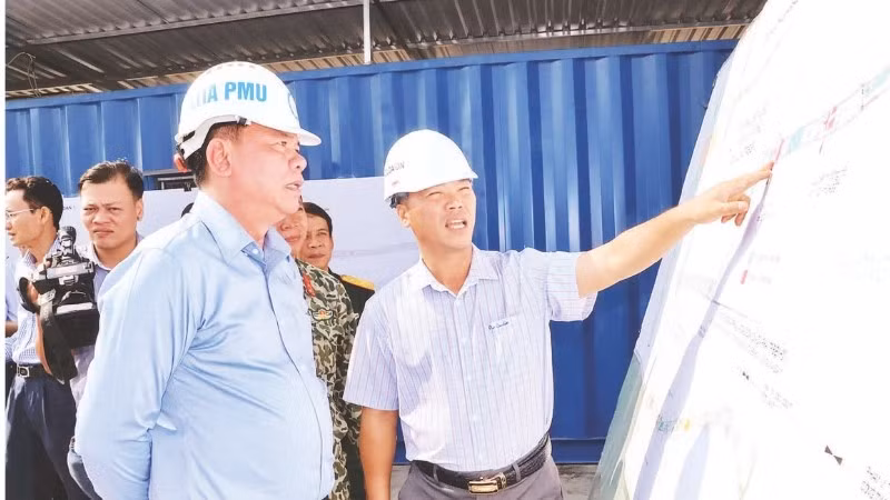 Lãnh đạo tỉnh Đồng Nai kiểm tra tiến độ thi công đường cao tốc Biên Hòa-Vũng Tàu, đoạn qua địa bàn phường Phước Tân, thành phố Biên Hòa.