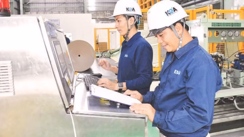 Bà Rịa-Vũng Tàu thu hút các dự án công nghệ cao, thân thiện với môi trường. Trong ảnh: Kỹ sư làm việc tại Nhà máy KOA, Khu công nghiệp chuyên sâu Phú Mỹ 3.