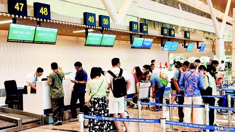 Hành khách làm thủ tục bay tại nhà ga T3, Sân bay Tân Sơn Nhất.