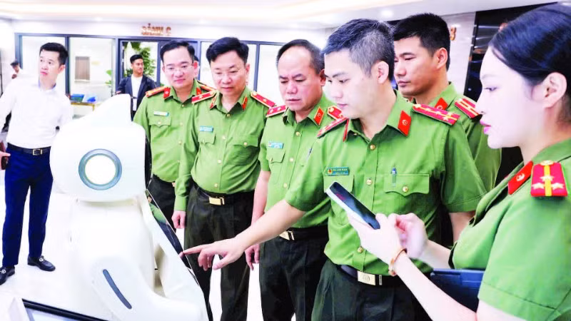 Cán bộ, chiến sĩ Công an Hà Nội tham quan mô hình Trợ lý ảo Chatbot AI và Tổng đài viên AI.