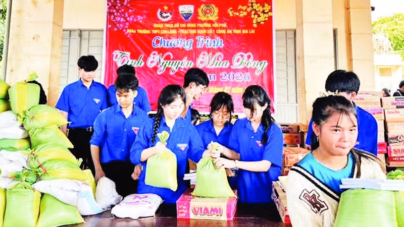 Những phần quà Tết giá trị vật chất không lớn nhưng là nguồn động viên lớn đối với đồng bào còn đang khó khăn.