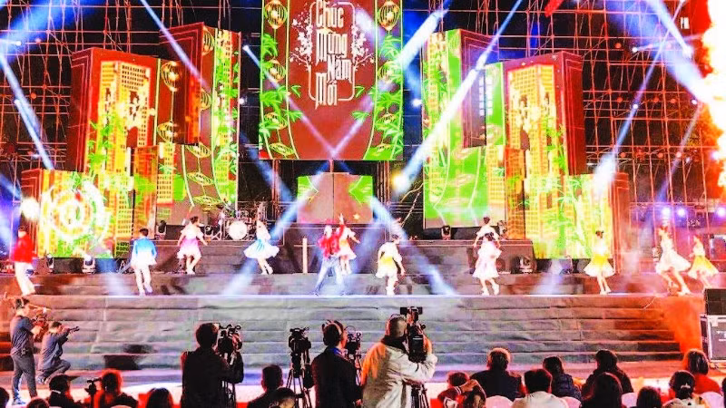 Một tiết mục trong Chương trình chào năm mới 2026 do Sở Văn hóa, Thể thao và Du lịch tỉnh Đắk Lắk tổ chức. (Ảnh CÔNG LÝ)