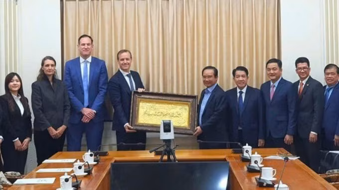 Chủ tịch Ủy ban nhân dân Thành phố Hồ Chí Minh Nguyễn Văn Được trao quà lưu niệm tặng lãnh đạo các doanh nghiệp Hà Lan trong chuyến đến thăm và làm việc tại Thành phố Hồ Chí Minh. 
