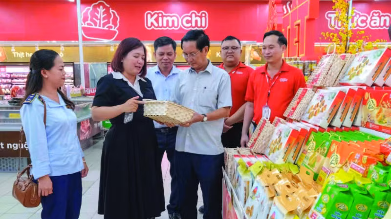 Đoàn công tác của Sở Công thương thành phố Cần Thơ kiểm tra tình hình chuẩn bị hàng hóa phục vụ Tết Nguyên đán Bính Ngọ 2026 tại các hệ thống bán lẻ lớn trên địa bàn thành phố. (Ảnh LIÊM THANH)