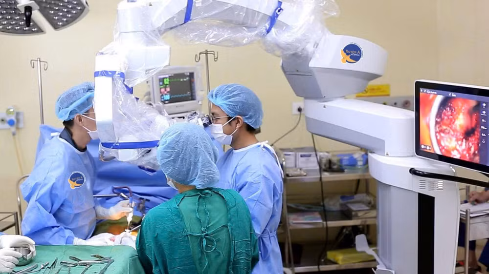 Ê kíp y bác sĩ tham gia cứu chữa người bệnh khu vực biên giới.