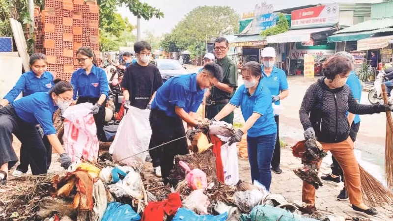 Các đoàn viên, thanh niên và người dân dọn một bãi rác tự phát.