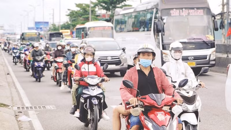 Xe gắn máy lưu thông trên các tuyến quốc lộ cửa ngõ ra vào Thành phố Hồ Chí Minh. (Ảnh THẾ ANH)