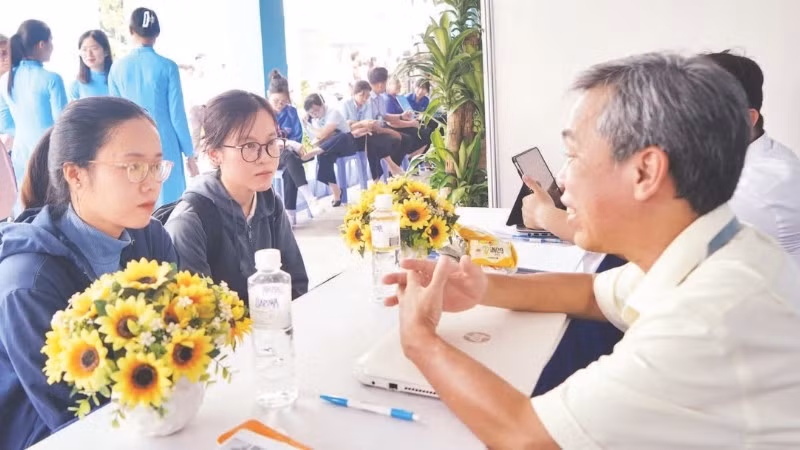Các sinh viên mới ra trường được tư vấn tại ngày hội việc làm. (Ảnh THẾ ANH)