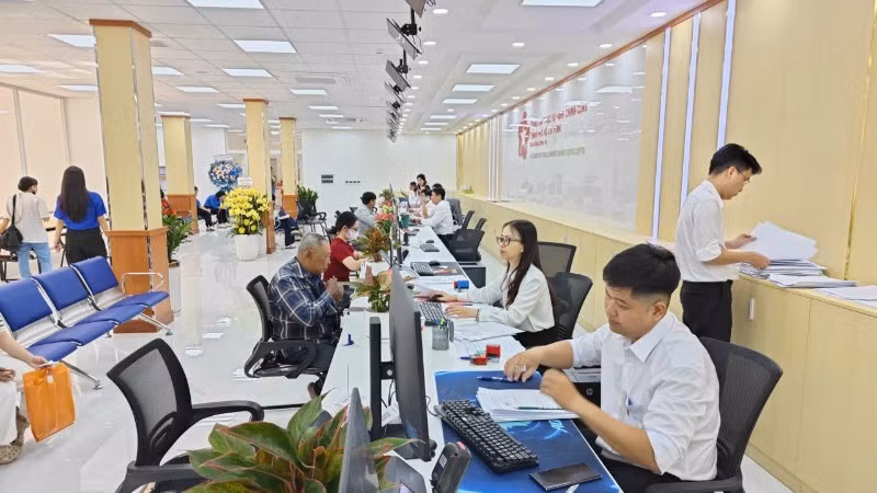 Cán bộ công chức tại các Trung tâm Phục vụ hành chính công trên địa bàn thành phố luôn nỗ lực hết mình phục vụ người dân và doanh nghiệp tốt nhất.