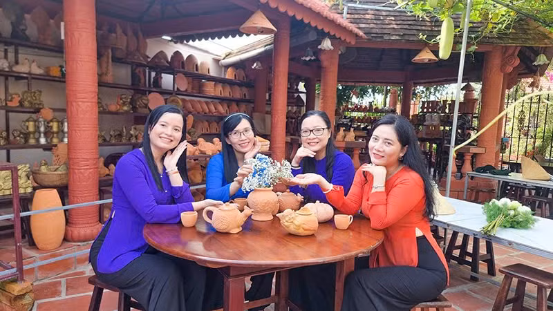 Gốm đỏ là 1 trong những sản phẩm nổi tiếng ở Vĩnh Long. 